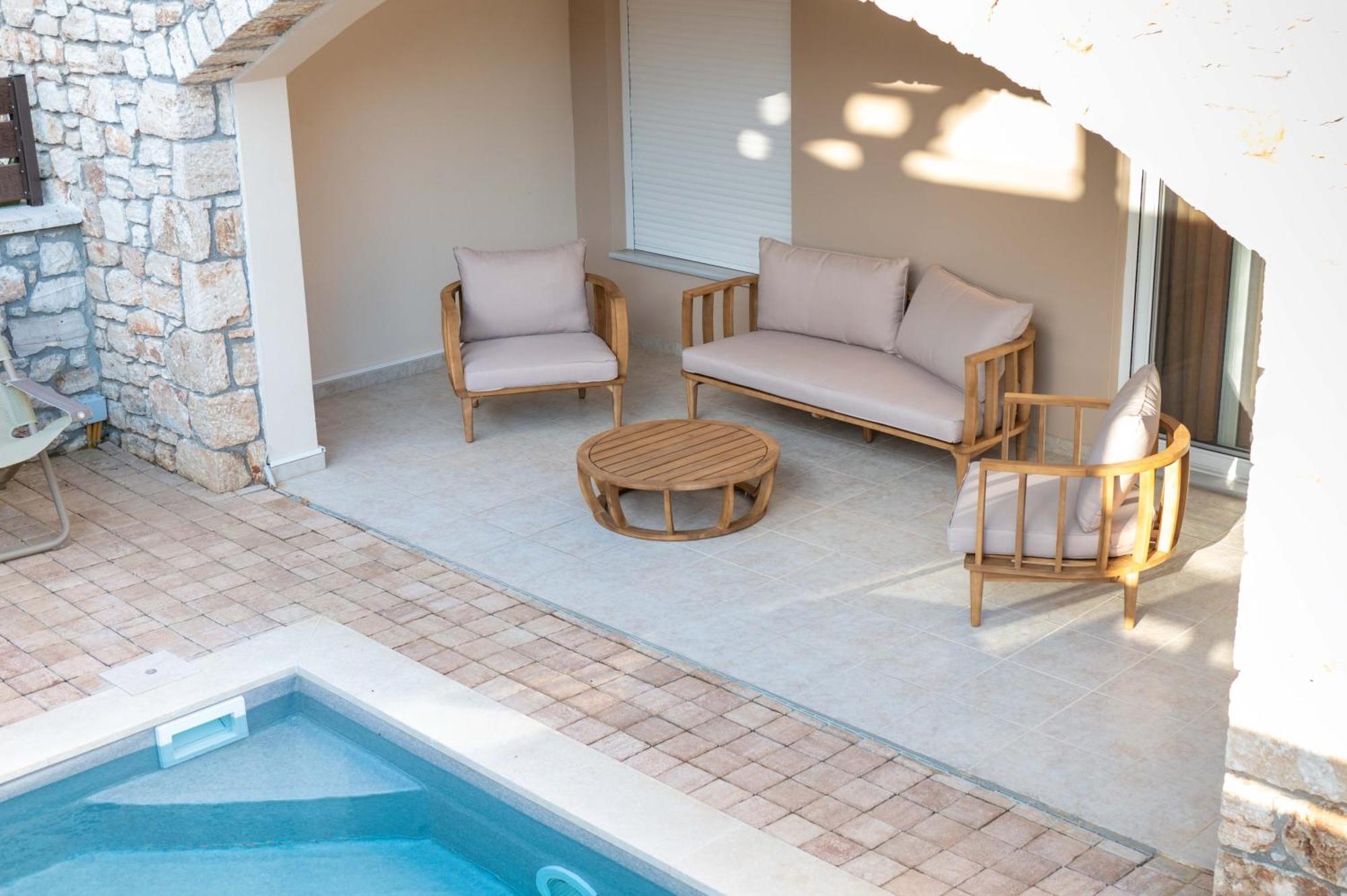 Lydia's 2 With Private Pool Melíssion