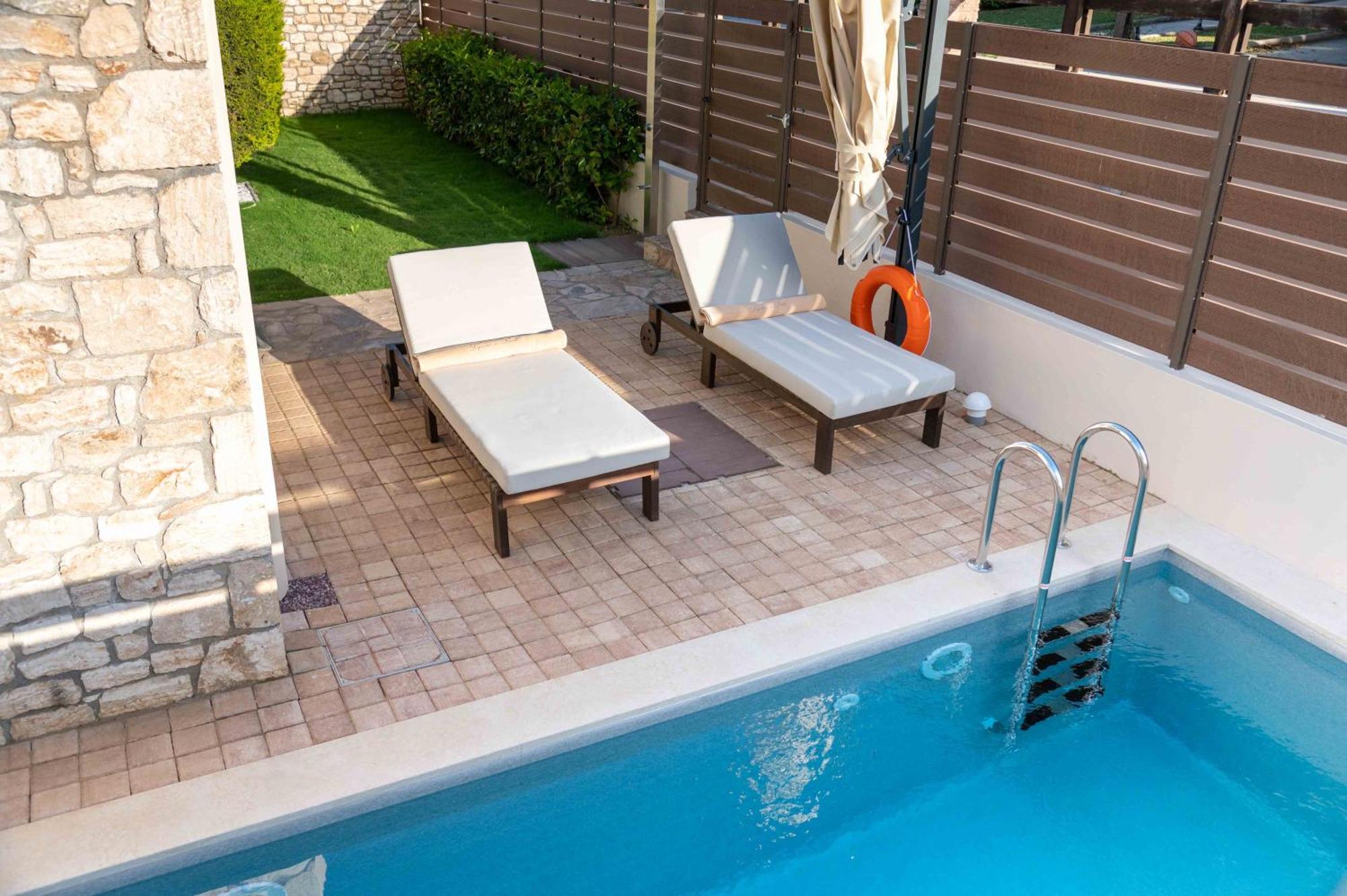 Lydia's 2 With Private Pool Apartment Melission